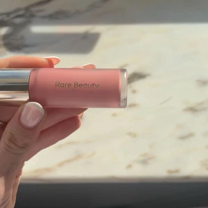 Rare Beauty blush - Säljer en blush från Rare Beauty i färgen 'Hope'. Den har en mjuk rosa ton. Perfekt till sommaren! Säljer då jag fick en exakt likadan i present nyligen 💓