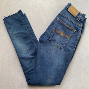Nudie jeans - Feta nudies jeans i bra skick. Har blivit klippta där nere så att storleken är 30” i längden istället för 34”. Midjan passar även på större storlekar. Skriv PM vid frågor! 