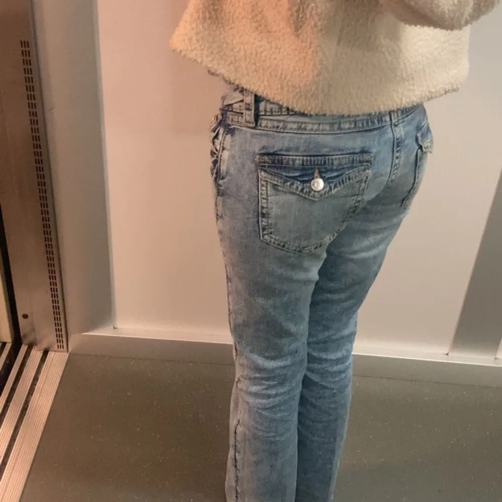 Jätte låga bootcut jeans från Gina köpte för 1 vecka sen så nya! Stolek S (36) skönt material . Farkut & Housut.