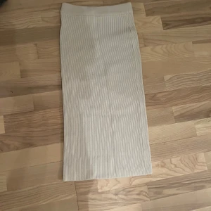 Beige ribbad kjol - Snygg beige ribbad kjol i en stilren design. Kjolen har en tight passform den är lite kort men fin till mycket olika outfits