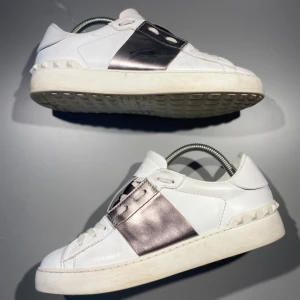 Valentino Skor - Hej! Säljer nu mina skor från märket Valentino, storlek 40, bra skick . Givetvis äkta, Tveka inte på att höra av dig om du har frågor eller funderingar kring skorna!