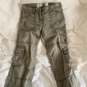 Gröna cargobyxor från L.O.G.G. - Knapp trasig, men kommer med en extra att sy på 