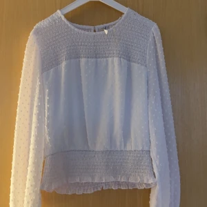 Vit blus  - En väldigt fin blus från new yorker, använd en hel del men fortfarande i jätte fint skick, enda ”felet” är att de är en liten orange prick på underarmen men de syns inte alls! Hör av er om ni har några frågor😊