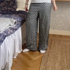 Mönstrade byxor  - Säljer dessa skit snygga Mönstriga byxorna från Zara! Perfekt nu till våren och sommaren💛Säljer då dom inte kommit till användning. Original pris 400kr 