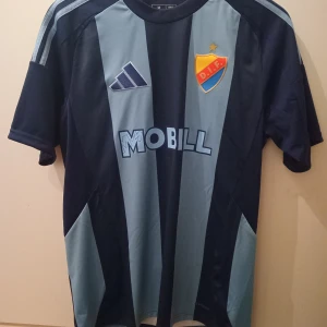 Djurgårdentröja 2024 - Äkta Djurgårdentröja från förra säsongen köpt i Djurgårdsbutiken. Strl. M. Bara att skriva i DM för frågor:)