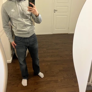 Grå Nike kofta  - Grå Nike kofta som kommer i storlek XS, men passar även S (jag har storlek s). Väldigt fin och kan stylas på ett fint sätt 