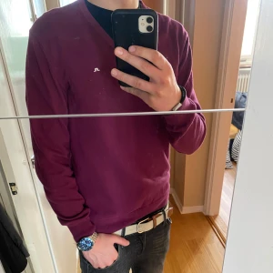 J. Lindberg vinröd tröja - Säljer en stilren vinröd tröja med v-ringning. Tröjan är jätte skönt och väldigt snyggt 