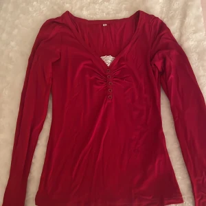 Röd långärmad topp med spetsdetalj - Jättegullig röd, tajt, långärmad tröja❤️ Aldrig använd❤️ Pris går att diskutera 