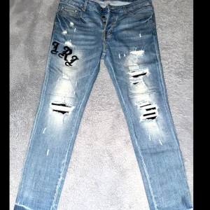 Amiri jeans  - Riktigt feta Amiri jeans som passar med nästan vad som helst ! Kontakta mig för frågor.