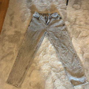 Grå jeansbyxor från RYVLS - Säljer ett par grå jeansbyxor från RYVLS. De har en klassisk femficksdesign och en bekväm passform. Perfekta för en avslappnad stil. Stl 158-164