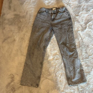 Grå jeans från Grunt - Snygga grå jeans från Grunt med en klassisk straight fit. De har en midwaist design och är tillverkade i jeansmaterial. Perfekta för en avslappnad stil.