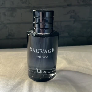Dior savauge - Jag säljer denna eftersom jag inte tyckte om den så mycket jag har använt typ 20 sprut annars e den helt full.