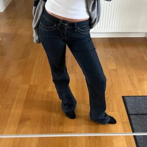 Lågmidjade jeans - As najs lågmidjade jeans från Only. Skicket är inprincip nytt. Midjemått cirka 34 cm rakt över. Pris kan diskuteras vid snabb affär💕