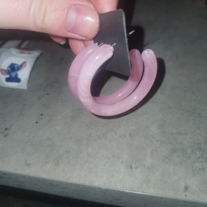 Rosa örhängen - Säljer ett par stilrena rosa örhängen. De har en rund form och är perfekta för att ge en färgklick till din outfit. Passar bra till både vardag och festliga tillfällen.