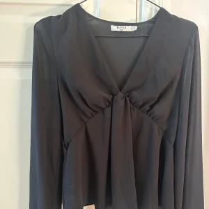 Svart blus från NAKD - Jättefin svart blus från NAKD som tyvärr är för liten för mig!💗