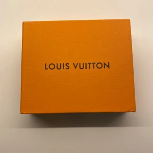 Brun Plånbok - Den är använd. Den är bra för pengar, id eller kort. Bra present till dina familjemedlemmar eller vänner:) eller för sig själv. sms 💬 oss eller köp direkt av oss