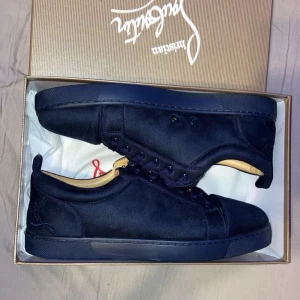 Louboutin skor Navy blue - Använda några enstaka gånger, mycket bra skick, priset kan diskuteras vid snabb affär, 