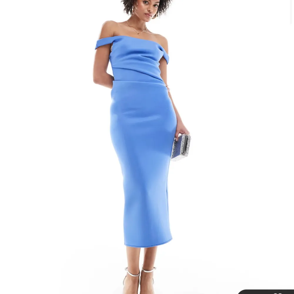 Elegant blå offshoulder klänning med en smickrande passform och slits bak. Perfekt för en stilren look. Klänningen är från asos och säljer den då jag missade returnera den. Prislapp finns på, aldrig använt, helt ny och den är även slutsåld på hemsidan. Storlek 36 kan passa en 38. Köpt för 869kr säljer för 700kr.. Mekot.