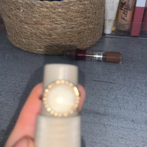 Guldfärgad ring med vit sten - En guld ring vet inte hur mycket den ör värd.