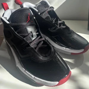  Nike Men's Shoes Jordan Stay Loyal 3, stl 42,5 - Snygga svarta Nike Men's Shoes Jordan Stay Loyal 3, stl 42,5 sneakers med röda och vita detaljer. Skorna har en glänsande finish och klassisk snörning. Perfekta för en sportig look. Endast använda 1 ggr så nyskick. Nypris; 1 449 kr. Nu endast 899 kr. 