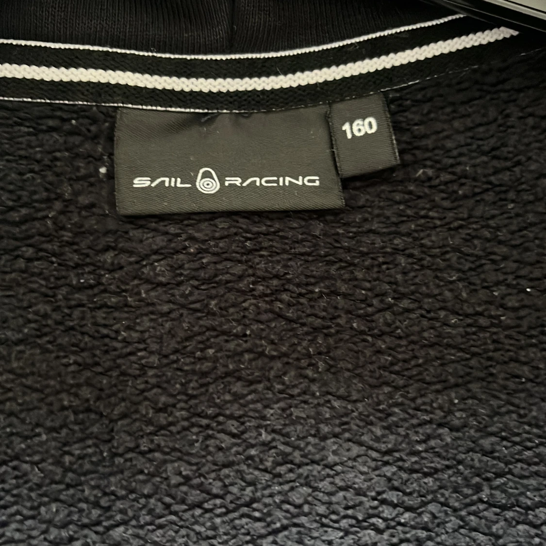 Svart hoodie från Sail Racing - 1