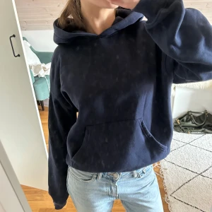 Mörkblå hoodie - Supesnygg mörkblå hoodie från Gina. Storlek: XS