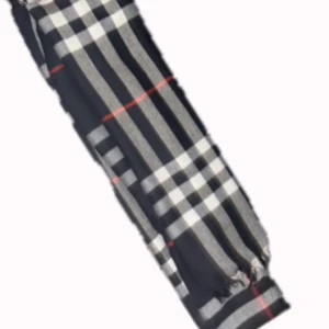Burberry halsduk - Snygg halsduk från Burberry i klassiska färger. Den har ett stilrent mönster med svarta, vita och röda ränder. Perfekt för att hålla dig varm och trendig under kyliga dagar.