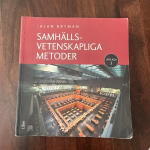 Samhällsvetenskapliga metoder - Säljer boken 'Samhällsvetenskapliga metoder' av Alan Bryman, upplaga 3. 2018. Den täcker både kvantitativa och kvalitativa forskningsmetoder och är en viktig resurs för studenter inom samhällsvetenskap. Perfekt för dig som studerar eller arbetar med forskning. Inga överstrykningar eller fula sidor. Några få fläckar på sidan av boken (bild) från förra ägare. Nypris ca 700kr.