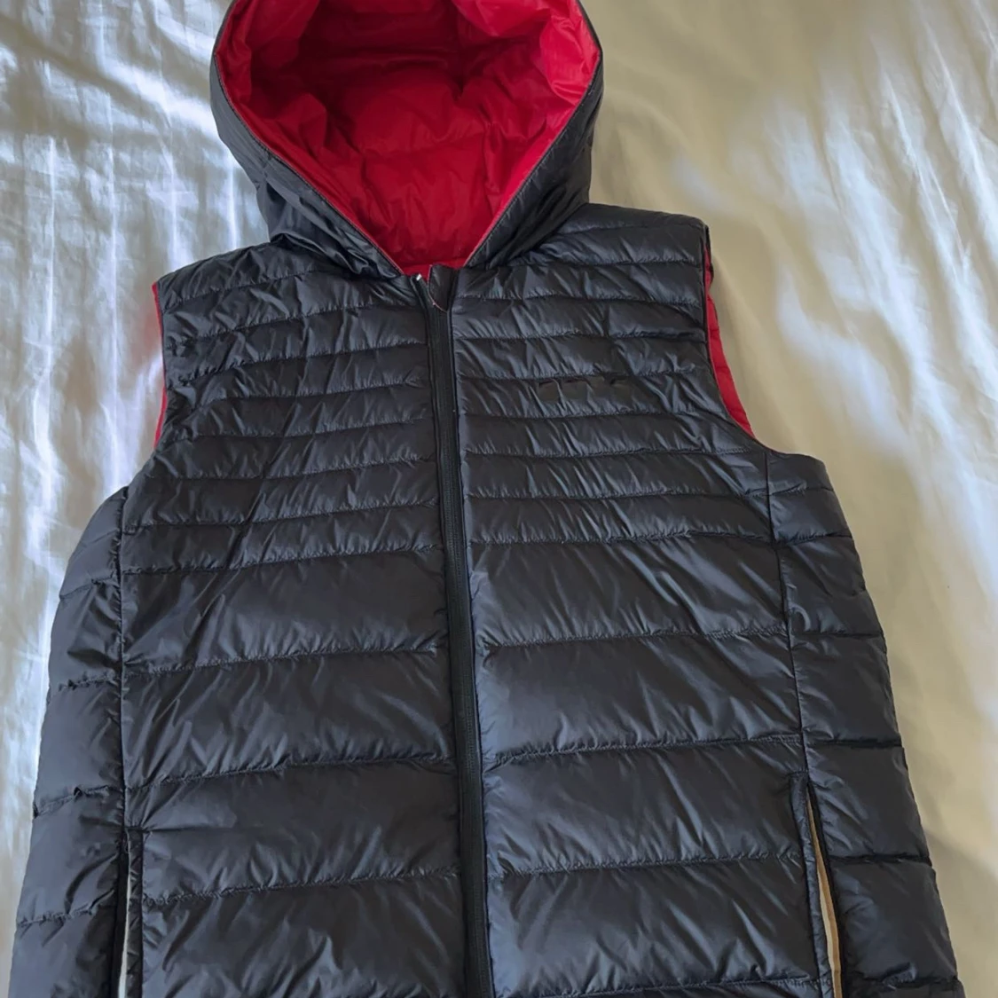 Två färgad boss väst