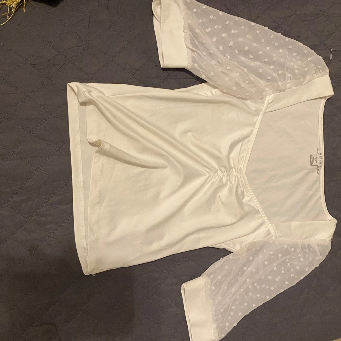 Vit topp med prickiga ärmar