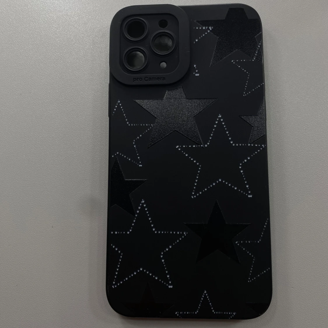 Svart mobilskal med stjärnmönster