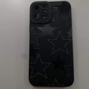 Svart mobilskal med stjärnmönster - Snyggt svart mobilskal med stjärnmönster i olika storlekar. Perfekt för att ge din telefon ett stilrent och unikt utseende. Skalet har en matt finish med glansiga detaljer som framhäver stjärnorna.