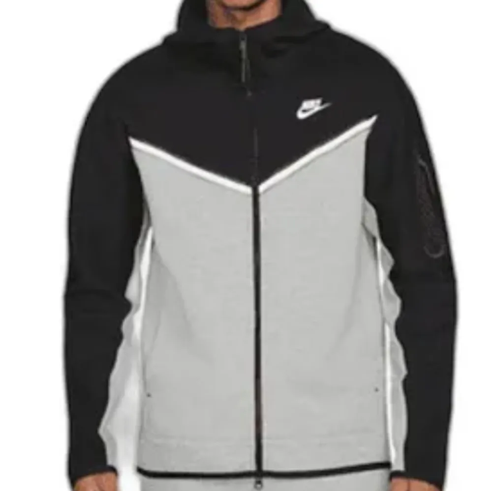 Säljer denna Nike tröja i storlek xs men jag skulle säga att den är en s, säljer då den inte kommer inte andvänder den längre 🩵Köpte från hemsidan för runt 1000kr. Hupparit & Collegepaidat.
