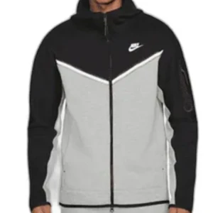 Nike tech - Säljer denna Nike tröja i storlek xs men jag skulle säga att den är en s, säljer då den inte kommer inte andvänder den längre 🩵Köpte från hemsidan för runt 1000kr
