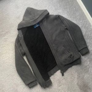 Stickad cardigan med foder - En fet stickad cardigan med foder 🌤️| Skick:8/10, endast lite noppig | Storlek S, M | Hör av er vid fler funderingar🦦