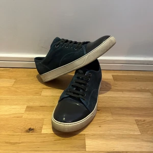 Lanvins - Ett par stilrena lanvins i den unika färgen marinblå , mycket bra skick , passar perfekt för dig som söker nya skor till ett bra pris, tveka inte att höra av dig vid frågor!