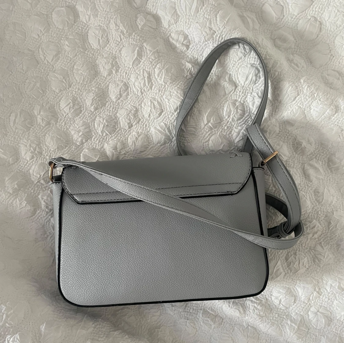 Blå axelväska med flätad detalj - 1