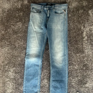 Replay jeans - Replay jeans i modellen Dave. W:30 L:32.                   Vid fler frågor är det bara att skriva. 8/10 skick inga defekter alls.