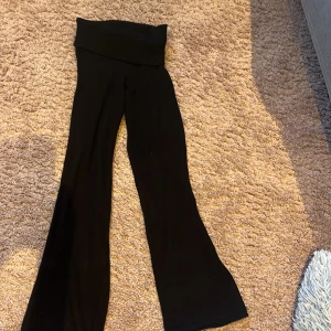 Stickade yoga pants - Stickade yoga pants från Gina💕säljer för de va lite korta för mig (är 163 cm). Endast testade💞