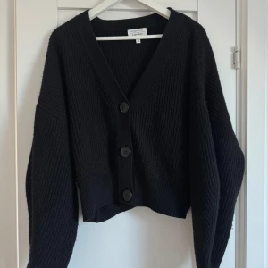 Svart stickad kofta från & other stories  - Inte använd så många gånger, men är lite nopprig som behöver kammas bort.