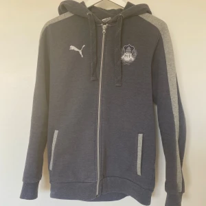 HIF Tracksuit - Säljer en mörkblå HIF Tracksuit. Hoodien är i storlek M och byxorna i storlek L.