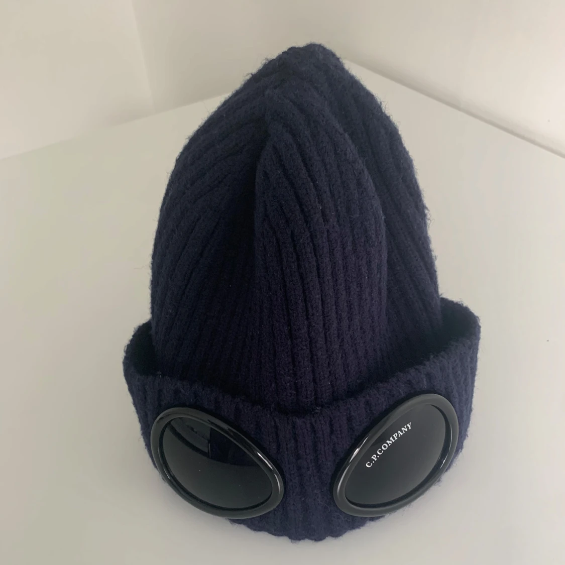 Mörkblå mössa med glasögondetalj från C.P. Company - 4