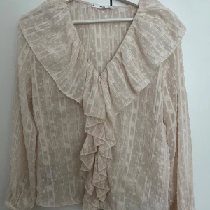 Vit blus - Vit blus!! Lite genomskinlig men jag tycker det blir snyggt! Använd runt 3 gånger!