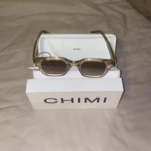 Transparenta solglasögon från Chimi - Snygga transparenta solglasögon från Chimi med fyrkantig form och bruna tonade glas. Perfekta för en stilren look. Kommer med originalförpackning. De är 100% äkta från hemsidan Chimi använda bara några gånger.
