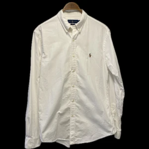 Ralph lauren skjorta - Säljer denna snygga Ralph luren skjorta i storlek L. Den är i mycket bra skick och har inga tecken på användning. Vid övriga frågor eller funderingar är det bara att höra av sig