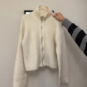 Vit stickad kofta från Bik Bok - Säljer min vita stickade från bik bok!  💕