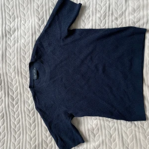 Mörkblå tröja från Stockh LM - Säljer en stilren mörkblå tröja från Stockh LM. Tröjan har korta ärmar och är tillverkad i ett mjukt material som ger en bekväm känsla. Perfekt för en avslappnad look. Hör av dig vid intresse! 💙