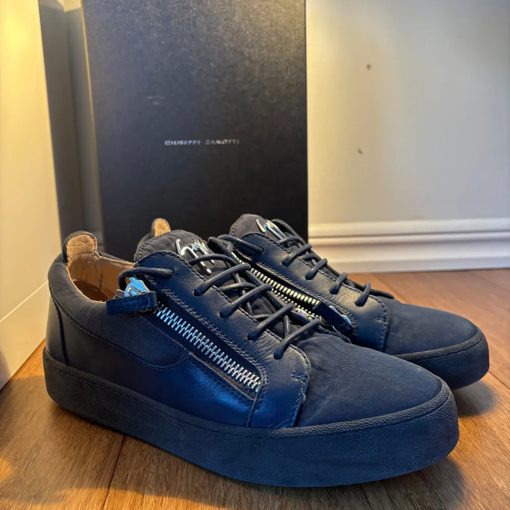 Snygga blåa sneakers från Giuseppe Zanotti med snörning och dragkedja på sidan. Skorna har en rund tå och en robust sula som ger bra komfort. Perfekta för en stilren look. Använda en 4-5 gånger allt OG ingår.. Kengät.