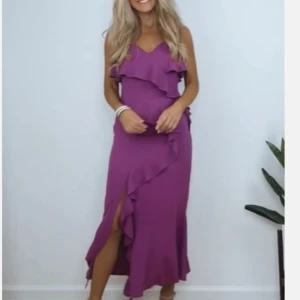 Ny Lila klänning från Zara med lapp kvar. - Säljer en lila klänning från Zara med volangdetaljer. Klänningen har en elegant design och är perfekt för speciella tillfällen. Den är i storlek M och har en vacker lila färg. Lapp kvar.