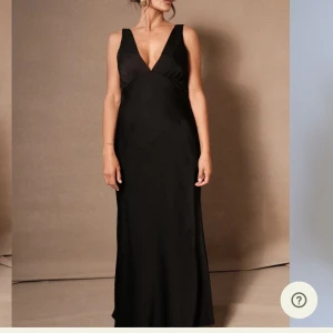 Balklänning  - Superfin balklänning ifrån meshki, helt i nyskick aldrig använd lapp finns kvar. Säljs då den inte passade mig och jag glömde skicka tillbaka den. Har inga egna bilder hur den sitter på då den inte passade mig, men den ser precis ut som på bilden!